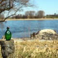 Grüne Flasche am Rhein