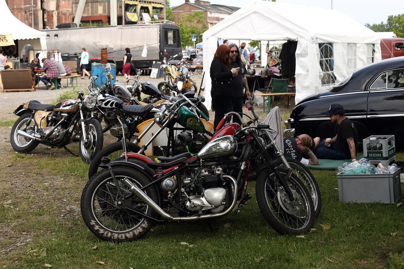 Motorräder auf dem Campingplatz darunter eine BSA.Die British Small Arms Company baute von 1907 bis 1972 Motorräder,heut werden Ersatzteile für Motorräder produziert bsa_5372.jpg