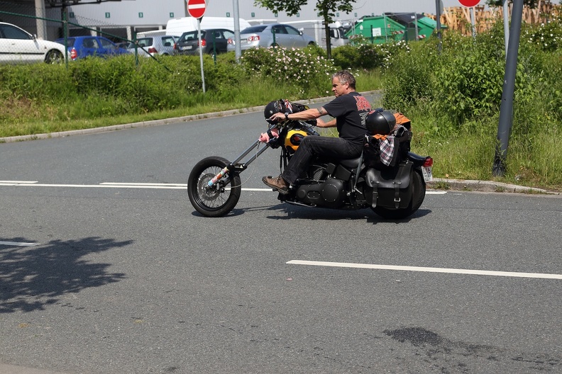 Ganz entspannt mit dem Harley Chopper aus Schweden zum Kustom Kulture Forever anreisen,man beachte das rosa Schweinchen an der Choppergabel harley_chopper_schweden_2253.jpg