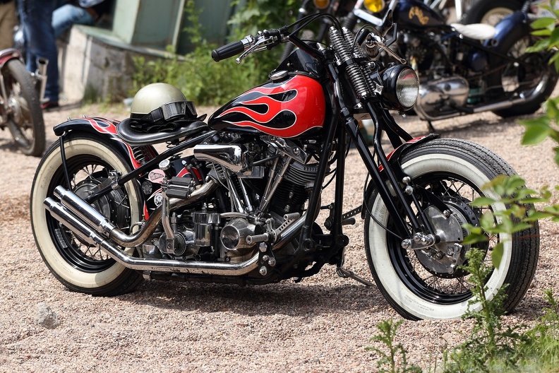 Das begehrteste Objekt fürs Customizing sind Harleys älteren Baujahrs,hier ein schöner Umbau mit rotem Tank hd_bobber_5446.jpg