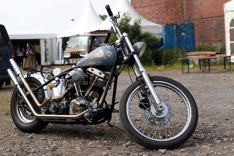 Harley Panhead Chopper mit hochgezogener Auspuffanlage und kleiner Sissybar hd_panhead_5363.jpg