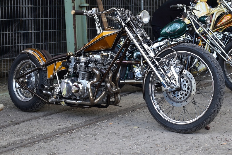 Honda Chopper mit langer Gabel,eckigem Tank und Rundscheinwerfer honda_bobber_5466.jpg