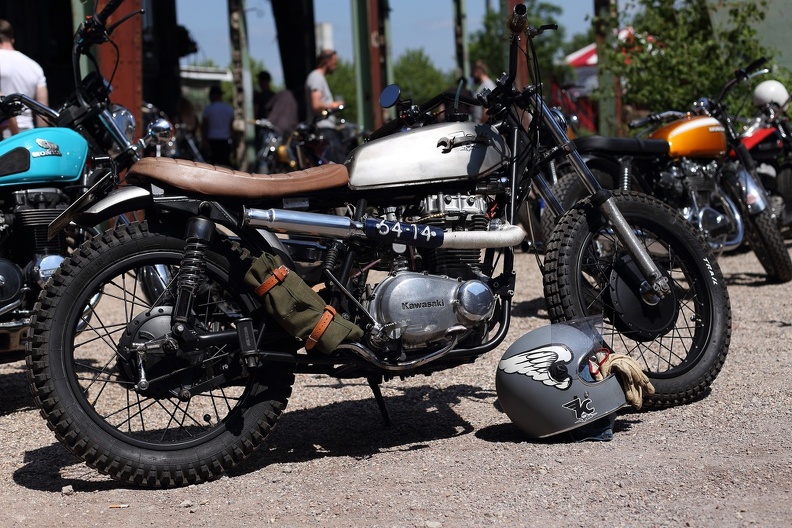 Kawasaki Bobber mit hochgelegtem Auspuff,man beachte auch den Schraubenschlüssel am Tank kawa_bobber_5451.jpg