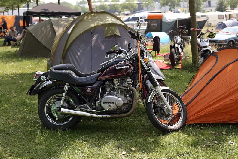 Mit dem Motorrad verreisen ist eine sehr entspannte Reiseform,die Kawasaki CSR 750 steht vorm Zelt kawa_csr750_2251.jpg