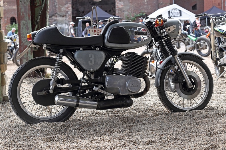 Schöner MZ Caferacer mit kurzem Auspuff und typischem Rechteck Scheinwerfer mz_caferacher_5400.jpg