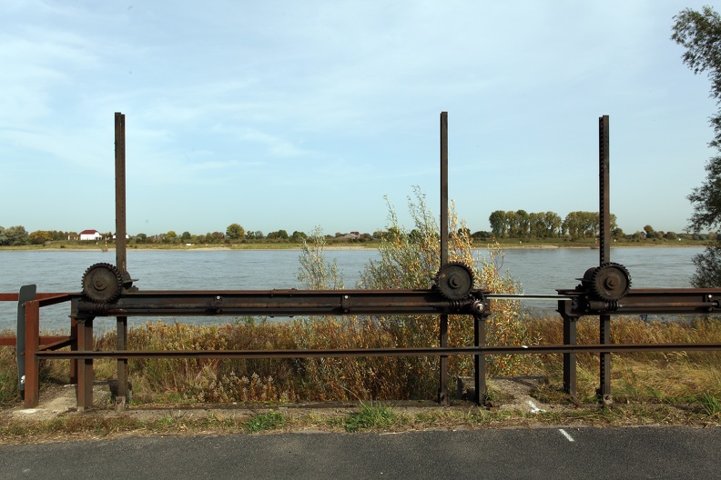 Bei Hochwasser werden die Rheinauen mit diesem Stellwerk geflutet. stellwerk_7975.jpg