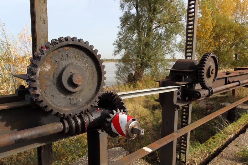 Die Zahnräder dienen dazu ein Tor unterhalb zu öffnen das bei Hochwasser des Rheins die Möglichkeit bietet Wasser in die Auen zu lenken. stellwerk_7976.jpg