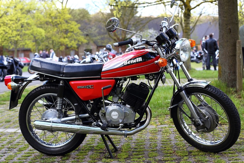 Die Benelli 250 2c aus dem DeTomaso Konzern hat einen 2 Zylinder-Zweitaktmotor mit 232 ccm und eine Leistung von 24 PS,Marzocchi Teleskopgabel vorne und Schwinge mit 2 Federbeinen hinten.Den Motor entwickelte ein deutscher Konstrukteur, nämlich kein geringerer als Peter Dürr.Die Benelli 250 2C ist ein sehr schönes und sportliches Modell mit klassischen italienischen Komponenten, in Deutschland leider eher selten zu sehen. benelli_250_2c_9707.jpg