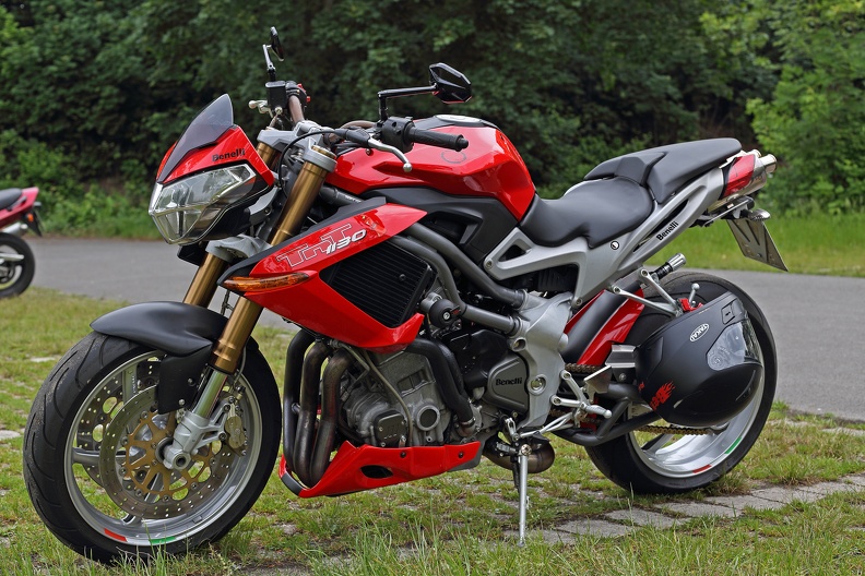 Die Benelli TNT 1130 ist ein Naked-Bike mit Dreizylinder-Vierventil-Motor und 137 PS,die für eine Geschwindigkeit von 250 km/h reichen benelli_tnt_1130_2078.jpg