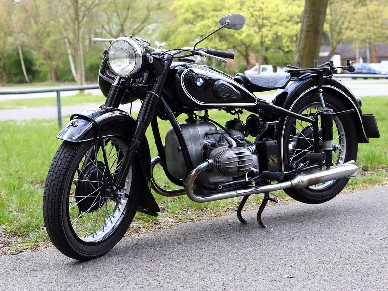 Die BMW R 51/3 wurde von 1951 bis 1954 in 18.420 Stück produziert. Der Zweizylinder Boxermotor hat 500 cm³ Hubraum mit 24 PS und Kardanantrieb,dieses Exemplar wurde 1951 gebaut und kostete damals 2750 DM bmw_r51_3_9732.jpg
