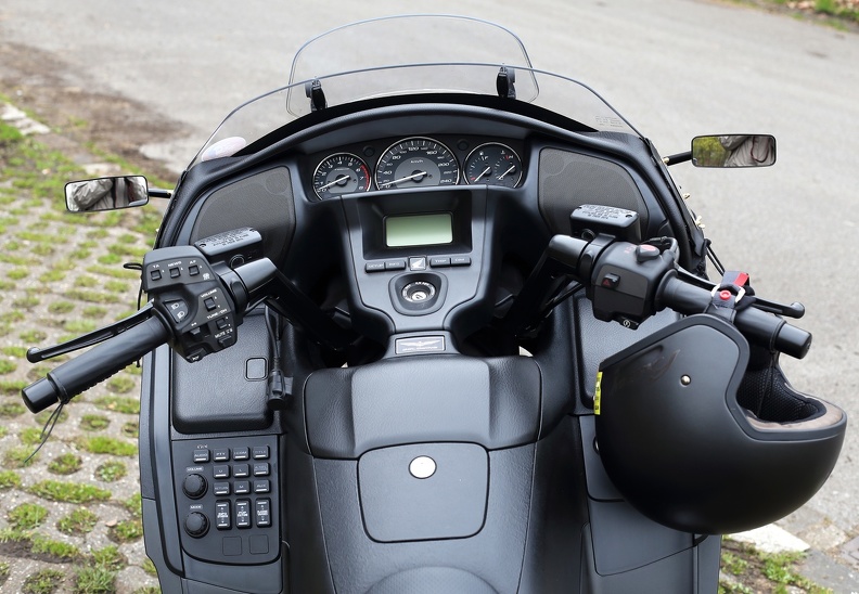 Cockpit der neuen Honda Goldwing mit vielen Schaltern und Knöpfen cockpit_goldwing_9451.jpg
