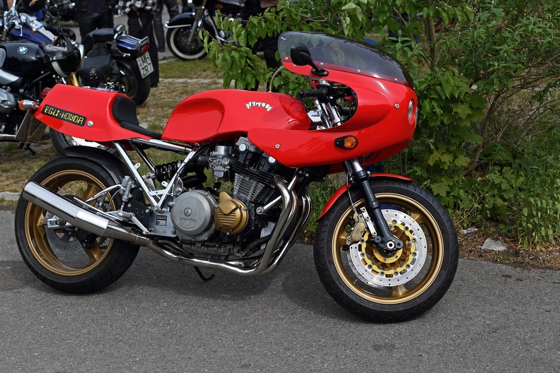 An dieser Egli Honda ist nur die Verkleidung aus dem Zubehör,die restlichen Komponenten sind vom schweizer Tuner Fritz Egli egli_honda_1900.jpg