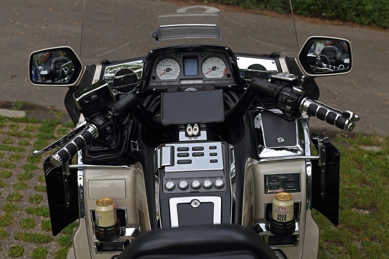 Honda Goldwing-Cockpit mit Dosenbierhaltern und Klompen,die Besitzer kommen aus Holland goldwing_cockpit_2089.jpg