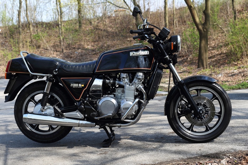 Die Kawasaki Z 1300 hatte einen wassergekühlten 6-Zylinder Viertaktmotor mit 3 Mikuni Doppel-Vergaser,mit 74 PS erreichte sie eine Höchstgeschwindigkeit von 205 km/h kawa_z1300_9505.jpg