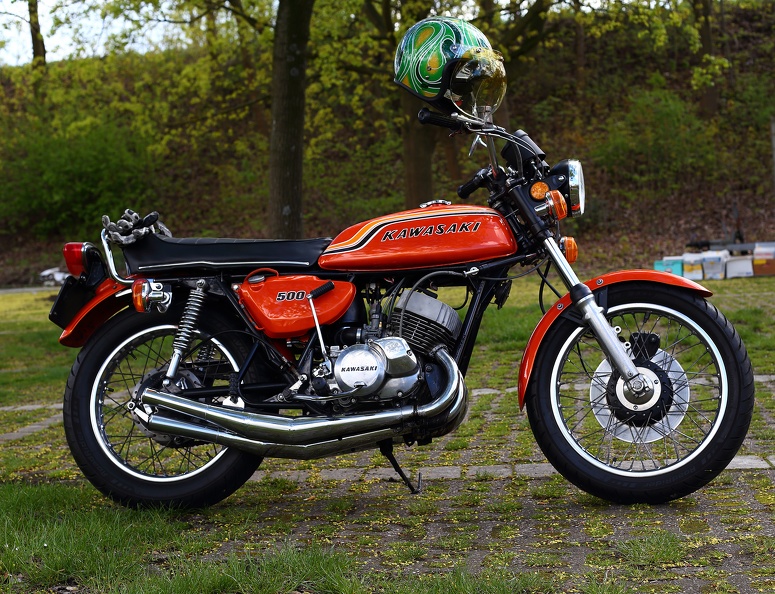 Die Kawasaki 500 wurde in verschiedenen Modellvarianten zwischen 1969 und 1977 gebaut.Dieses Modell mit der Bezeichnung 500 H1 B aus dem Jahr 1972 hatte als erste Variante eine Scheibenbremse vorne.
Der luftgekühlter Dreizylinder-Zweitaktmotor mit Getrenntschmierung hat einen Hubraum von 498cm³ bei einer Leistung von 60 PS. kawasaki_500_9686.jpg