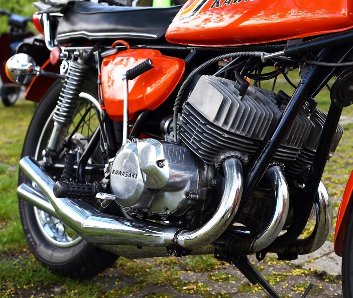Die Kawasaki 500 hat einen luftgekühlten Dreizylinder-Zweitaktmotor mit 498 ccm und 60 PS Leistung,was immerhin für eine Höchstgeschwindigkeit von 201 km/h reicht kawasaki_dreizylinder_9687.jpg
