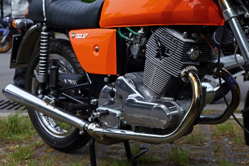 Die Laverda 750 SF hat einen luftgekühlter Zweizylinder-Reihenmotor mit 744 cc,eine obenliegende Nockenwelle, je zwei Ventile die über Kipphebel betätigt werden laverda_750sf_motor_1895.jpg