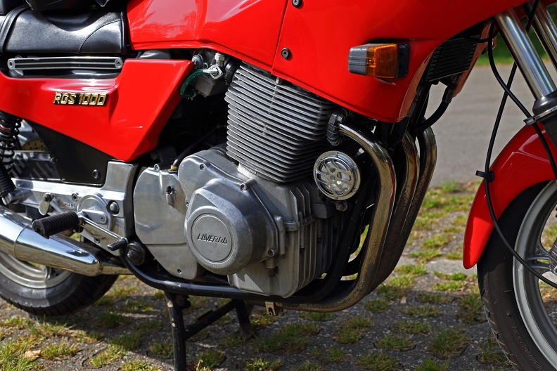 Die Laverda RGS 1000 hat einen luftgekühlten Dreizylinder-Viertakt Reihenmotor, DOHC mit vier im Kopf hängenden Ventilen.Mit 78 PS bei einem Gewicht von 214 kg erreichte sie eine Geschwindigkeit von 220km/h laverda_rgs1000_motor_1878.jpg