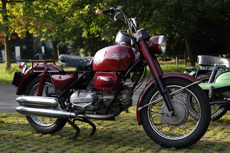 Die Moto Guzzi Falcone wurde von 1950 bis 1967 gebaut. Die Falcone hat einen luftgekühlten liegenden Einzylinder-Viertaktmotor mit 498,4 cm³ und 23 PS.Diese Falcone war für den englischen Markt bestimmt wie an der Rechtsschaltung zu erkennen ist moto_guzzi_falcone_6550.jpg