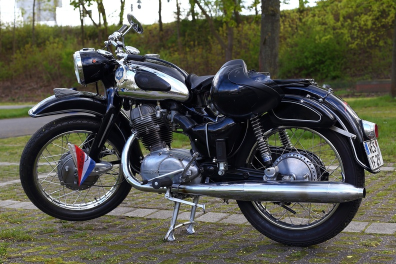 Die NSU Super Max wurde zwischen 1956 und 1963 produziert.Völlig neu an der NSU Max war die sogenannte Ultramax-Steuerung der obenliegenden Nockenwelle des Einzylindermotors, d. h., die Nockenwelle wurde durch zwei Schubstangen und nicht durch eine Kette oder eine Königswelle angetrieben nsu_super_max_9666.jpg