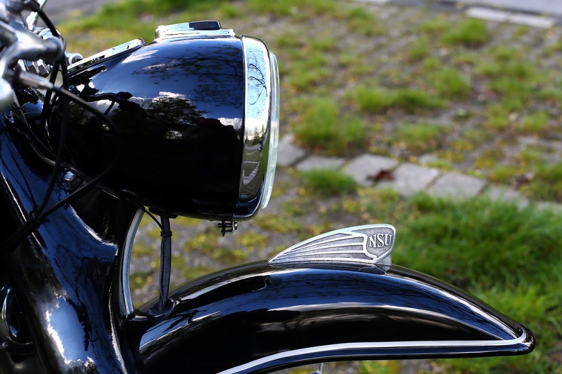 Lampe und Firmenlogo einer NSU Supermax nsu_supermax_lampe_9671.jpg