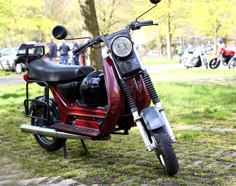 Der Simson Straßenroller SR 50 wurden zwischen 1986 und 1989 gebaut hatte einen Hubraum von 49,9 ccm und eine Leistung von 3,7 PS simsom_sr50_9694.jpg