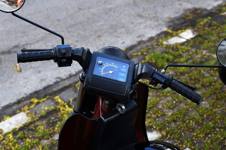 Der Simson Straßenroller wurde zwischen 1986 und 1989 gebaut,die Modelle B3 und B4 hatten eine Vierleuchten Blinkanlage und ein großes Kombiinstrument simson_sr50_kombiinstrumente_9690.jpg