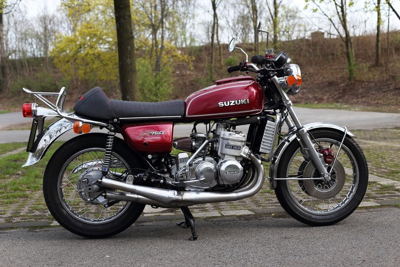 Die Suzuki GT750 ist ein Motorrad mit wassergekühltem Dreizylinder-Zweitaktmotor, das Suzuki im Jahr 1970 erstmals an der Tokyo Motor Show präsentierte und im Laufe des Jahres 1971 in den Handel brachte. Das Motorrad war ab Frühjahr 1972 in Europa erhältlich. Die auf hohes Drehmoment ausgelegte Maschine war bei Tourenfahrern beliebt und bekam bald den Spitznamen „Wasserbüffel“. suzuki_gt750_9466.jpg
