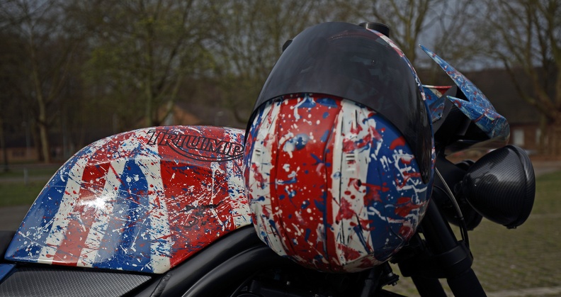Triumph Tank und Helm in englischen Nationalfarben lackiert,aufwändige und sehr schöne Arbeit triumph_tank_9398.jpg