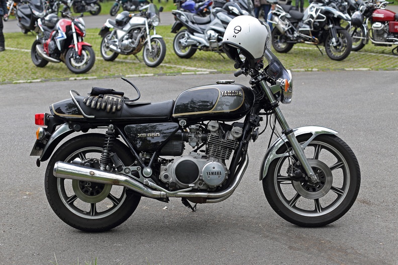Die Yamaha XS 850 hat einen Dreizylinder Viertaktmotor mit 826 ccm und 79 PS sowie Kardanantrieb.Sie wurde nur von 1980-1982 gebaut und ist heute ein Klassiker yamaha_xs850_2101.jpg