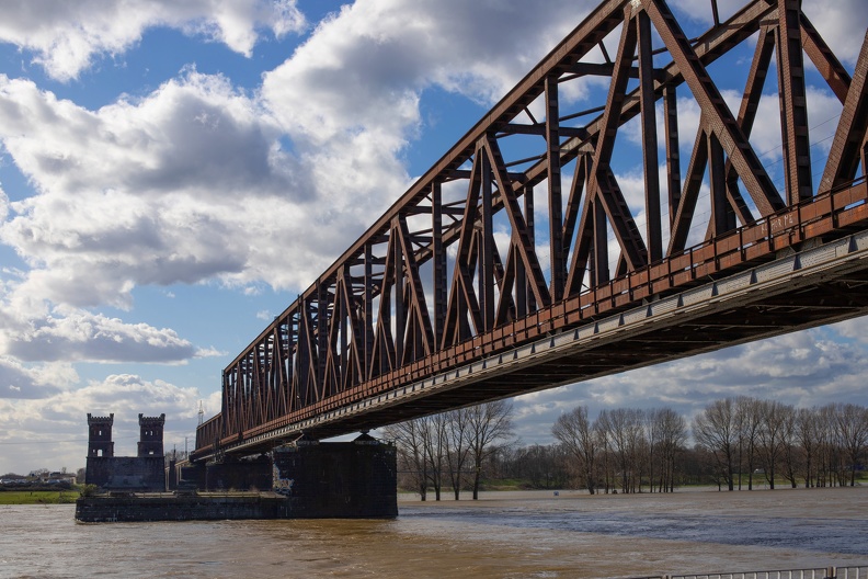Hochfelder Eisenbahnbrücke und Hochwasser bruecke_hochwasser_0433.jpg