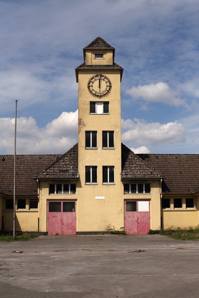 Die Uhr am Werkfeuerwehrgebäude des ehemaligen DB-Ausbesserungswerkes ist schon lange abgelaufen db_ausbesserungswerk_4296.jpg