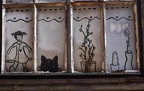 Fensterbild (1857 visits) Wirklich kreativ dieser Künstler in einen kaputten Fensterrahmen dieses Bild zu installieren Fensterbild