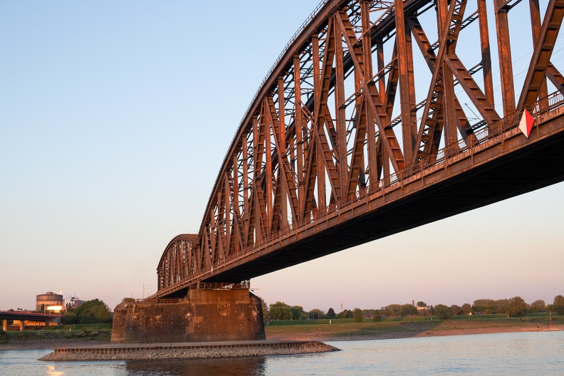 Die Haus-Knipp-Brücke Brücke ist ein altes Wahrzeichen für die Rheinschifffahrt. Der namensgebende Herrensitz Haus Knipp befand sich in unmittelbarer Nähe zur Brücke und wurde 1939 bei der Rheindeich-Erhöhung abgerissen.Die Hauptstromöffnung hat eine Spannweite von 186 Metern und war mit damit zur Bauzeit der weitgespannteste Fachwerkbalken-Träger Europas haus_knipp_bruecke_abendlicht_1146.jpg