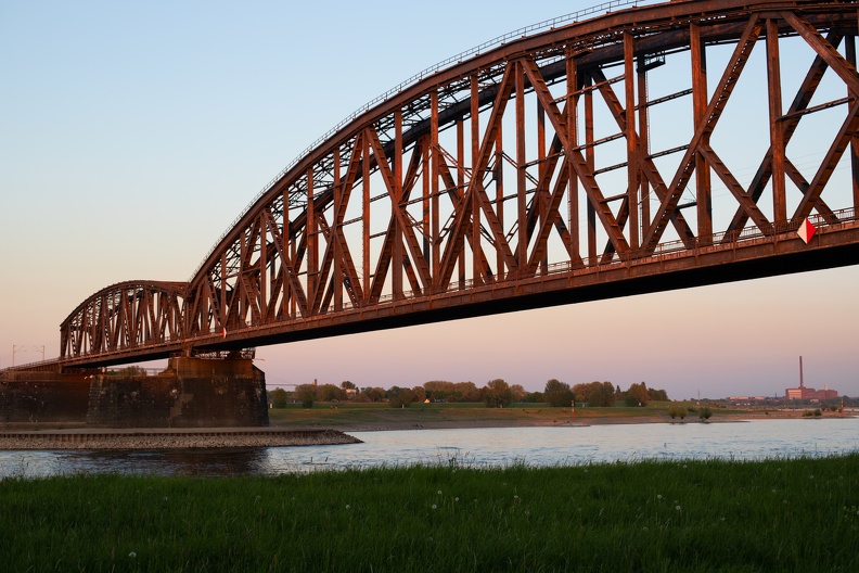 Haus Knipp Eisenbahnbrücke im letzten Abendlicht,die Stahlträgerkonstruktion leuchtet intensiv rot bei Sonnenuntergang haus_knipp_bruecke_abends_1152.jpg