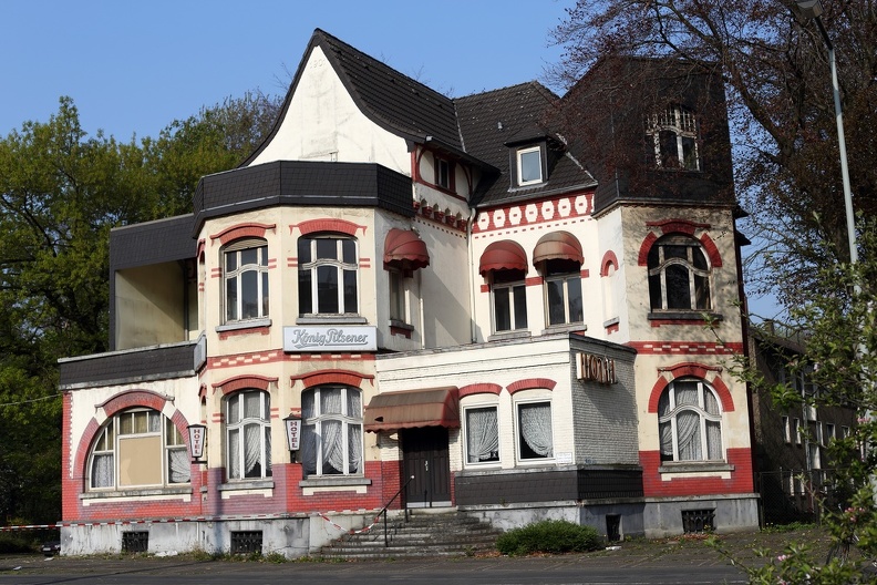 Das Hotel Grunewald wurd 1901 als Villa erbaut, der erste Bewohner war ein Direktor der Philharmoniker.Später, in den 1920er Jahren, wurde das Haus dann in ein Hotel umfunktioniert,dass in den 1970er Jahren geschlossen wurde.Seit dem verfällt der einstige Prachtbau,der nun vermarktet werden soll hotel_grunewald_4015.jpg
