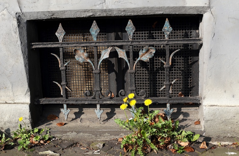 Selbst vor den Kellerfenster waren Schmiedegitter mit Ornamenten angebracht hotel_grunewald_kellerfenster_4008.jpg