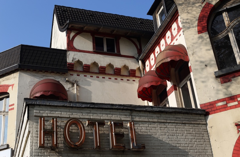 In der ersten Etage des Hotels gab es 4 Zimmer,die Markisen an den Fenster verrotten langsam hotel_grunewald_markisen_4006.jpg