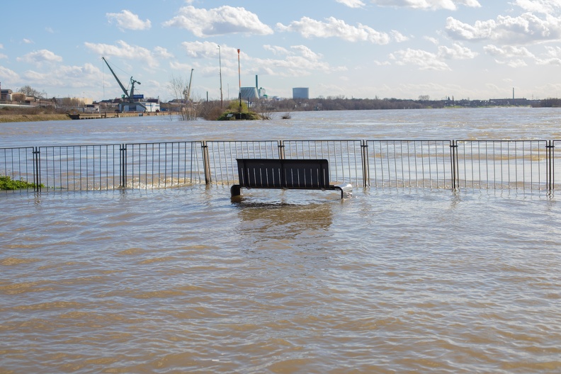Wegen Rheinhochwasser ist die Bank nicht erreichbar lost_place_0430.jpg