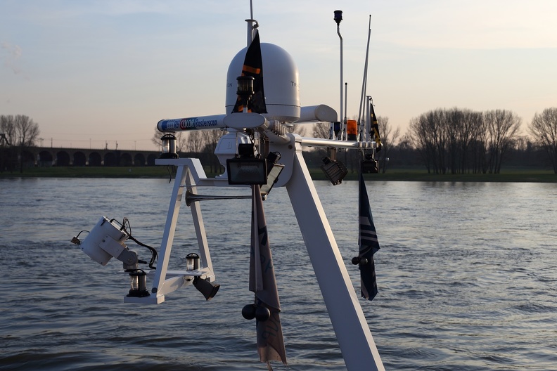 In der modernen Binnenschifffahrt geht nichts mehr ohne GPS-Navigation,nur zum An-und Ablegen des Schiffes braucht man noch die Mannschaft an Bord.Der Navigationsmast der Gavialis II aus Holland ist mit Antennen für das GPS,Radar sowie Positionsleuchten ausgestattet navigationsmast_3331.jpg
