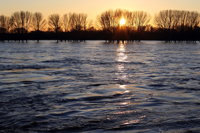 Sonnenuntergang und Hochwasser