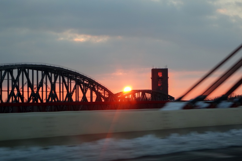 Sonnenuntergang hinter der Brücke