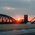 Sonnenuntergang hinter der Brücke
