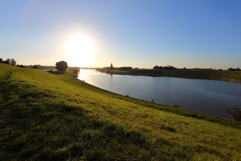 Ein Sonnenuntergang im späten Sommer hat etwas Malerisches. am_rhein.jpg