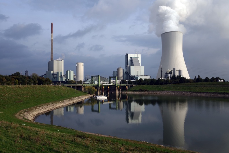 Das Kraftwerk in Walsum führt soviel Wasserdampf ab, dass dieser sich mit den Regenwolken verbindet und diese noch bedrohlicher wirken läßt. kraftwerk_walsum_446.jpg