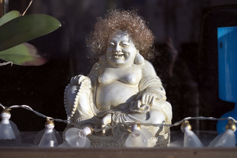 Buddha mit Perücke