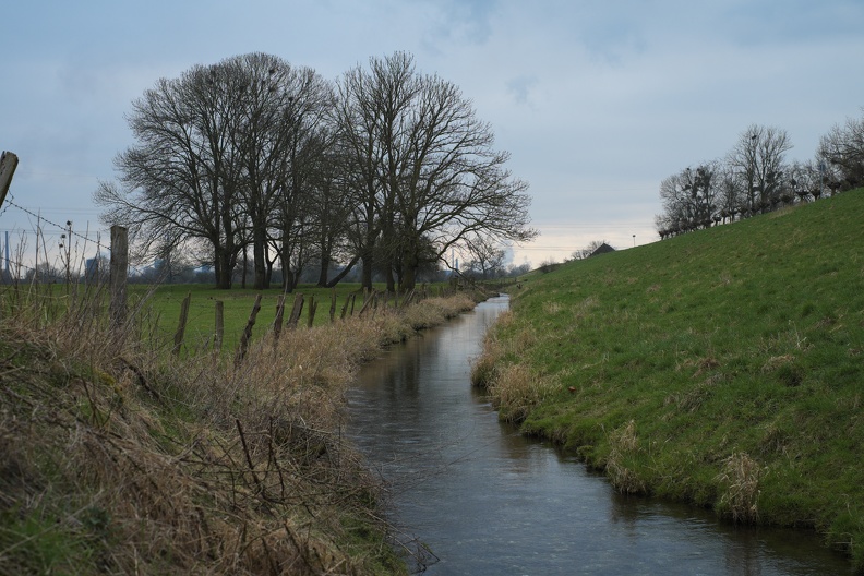 In Orsoy angesammeltes Wasser wird direkt in den Rhein geleitet. Daher wird darauf geachtet das die Abwässer der Privathaushalte sich damit nicht vermischen. Dafür gibt es Dichtigkeitsprüfungen. bachlauf_zum_rhein.jpg
