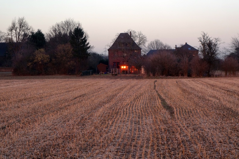 Bauernhaus in schwacher Abendsonne