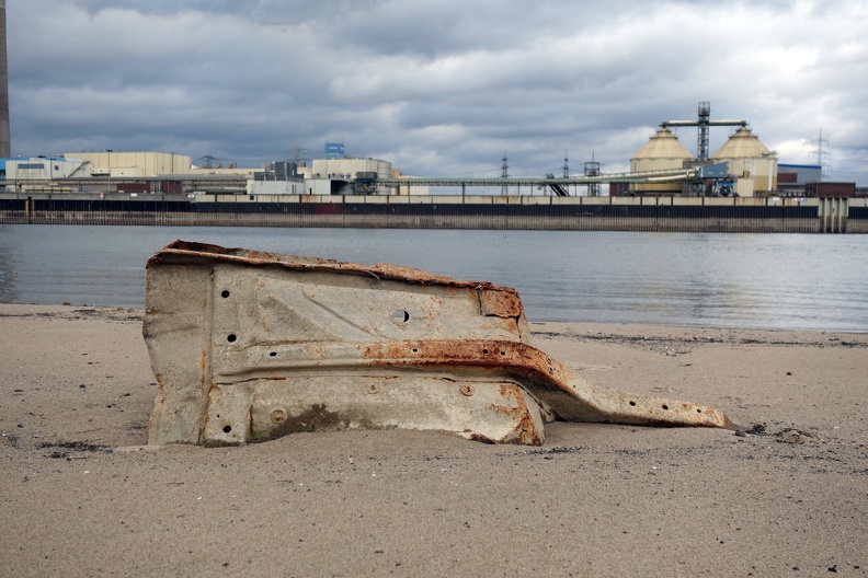 Der Rest eines PKWs landete bei Orsoy am Rhein am Ufer. Jetzt wird die Witterung und Erosion die Erze dahin zurück führen woher sie kamen. das_alte_auto_am_rhein.jpg
