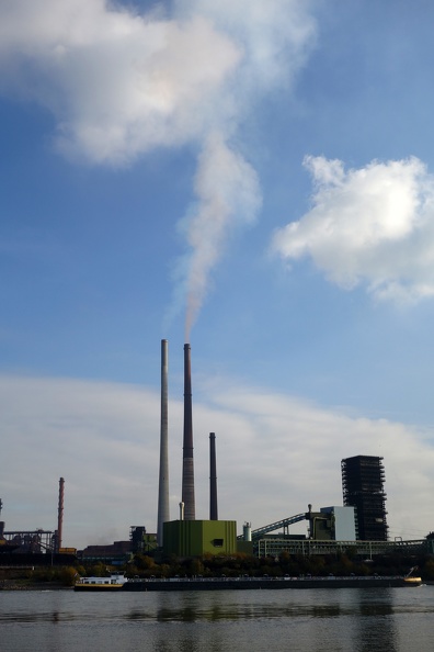 Was genau aus diesem Schornstein entströmt ist nicht weiter bekannt, aber bestimmt ist es nichts Gesundes. giftig_in_den_himmel.jpg